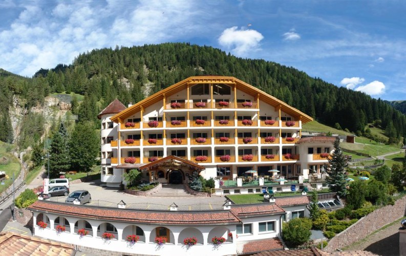 HOTEL CÈSA TYROL                      (CANAZEI)  (TN)