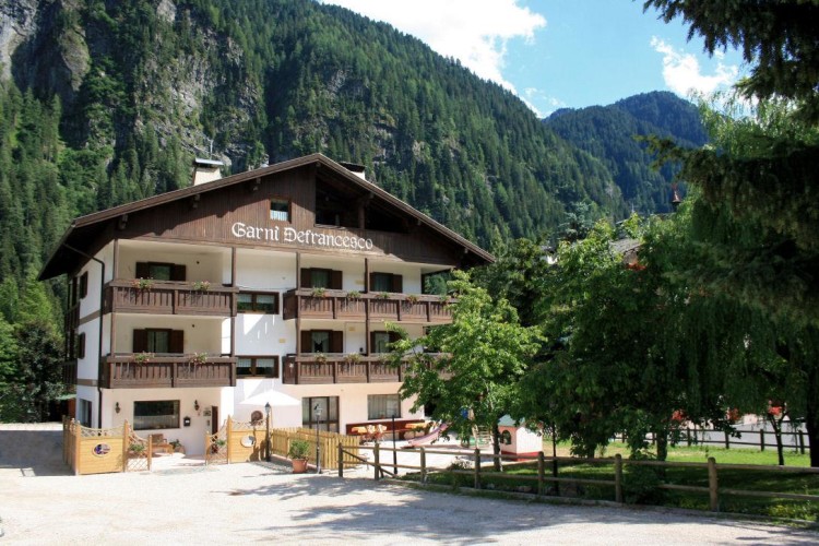 HOTEL  GARNI'  DEFRANCESCO     (CAMPITELLO DI FASSA)  (TN)