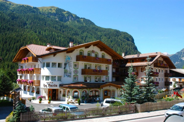 HOTEL LA  PERLA                    (CANAZEI)  (TN)