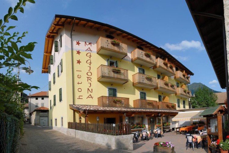 ALBERGO  MAGGIORINA            (BEZZECCA)  (TN)