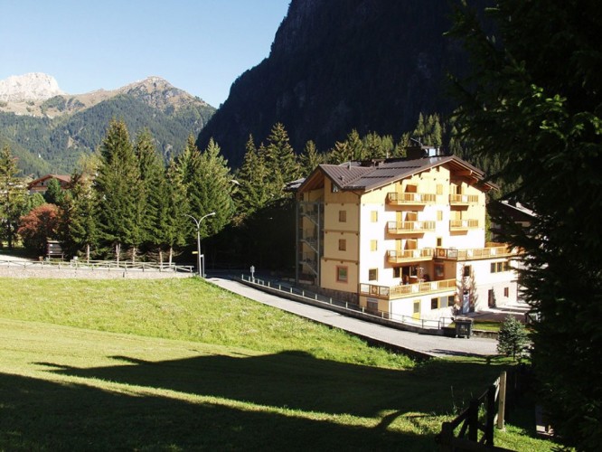 HOTEL  SAN GIUSTO          (CAMPITELLO DI FASSA)  (TN)