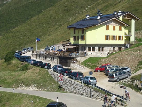 ALBERGO RIFUGIO  GRAZIANI           (BRENTONICO)  (TN)