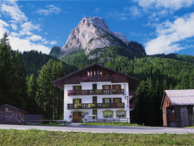 HOTEL SONIA  (PENIA DI CANAZEI) (TN)