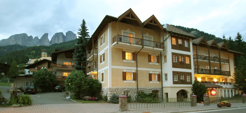 HOTEL  VILLA  ROSA                   (CAMPITELLO DI FASSA)  (TN)