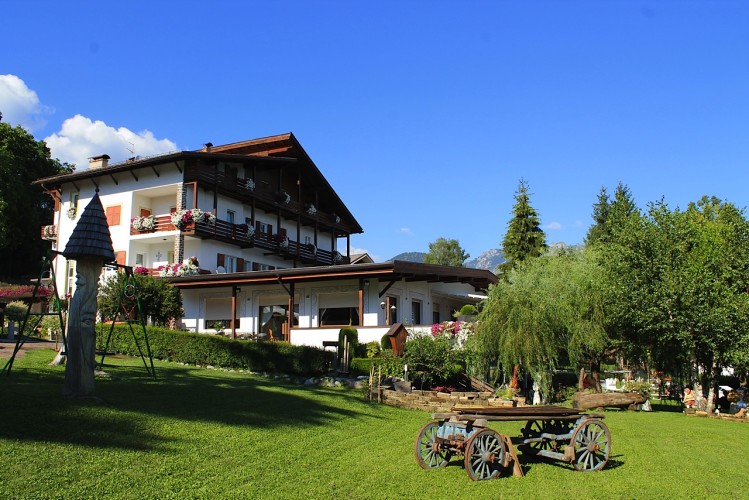 HOTEL LATEMAR                      (CASTELLO-MOLINA DI FIEMME) (TN)