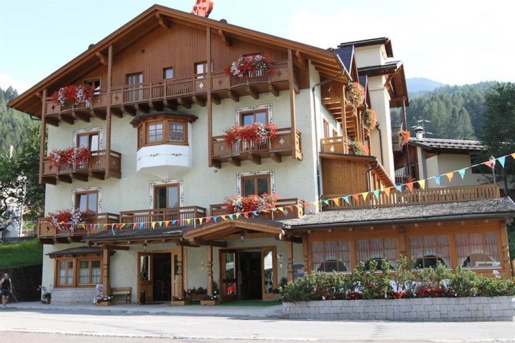 HOTEL  ALMAZZAGO                (COMMEZZADURA)  (TN)