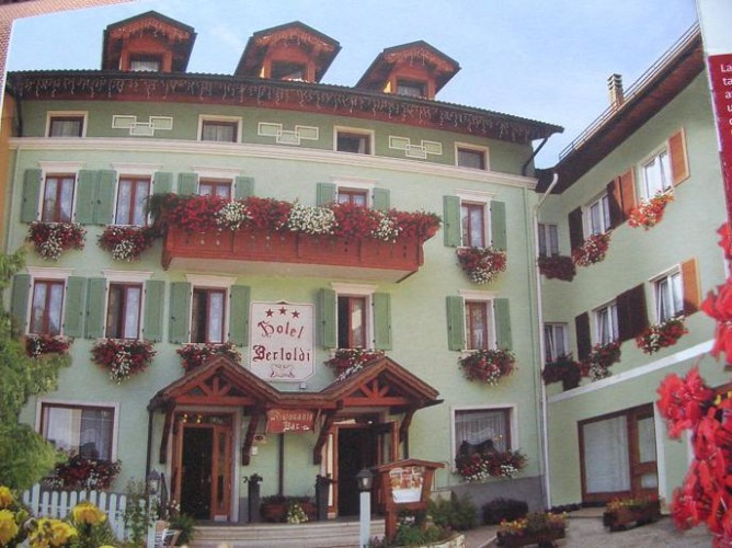 HOTEL  BERTOLDI                                                                                   (LAVARONE)   (TN)