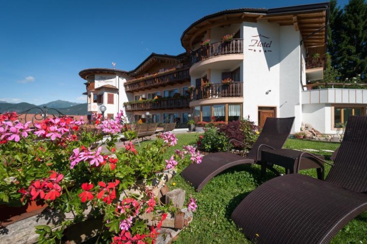 BLUMENHOTEL   BELSOGGIORNO             (MALOSCO)  (TN)