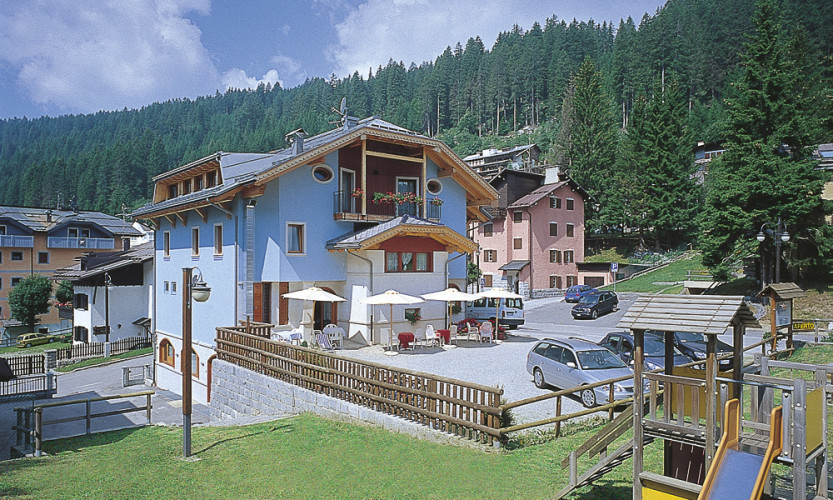 HOTEL  ROSENGARTEN       (MADONNA DI CAMPIGLIO)    (TN)