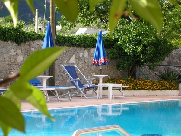 HOTEL  VILLA  CLAUDIA                       (NAGO-TORBOLE)  (TN)