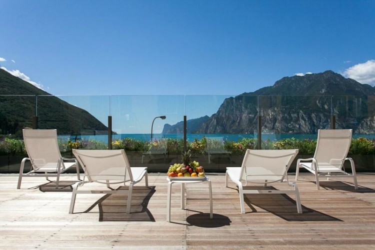 HOTEL  LAGO DI  GARDA          (NAGO-TORBOLE)  (TN)