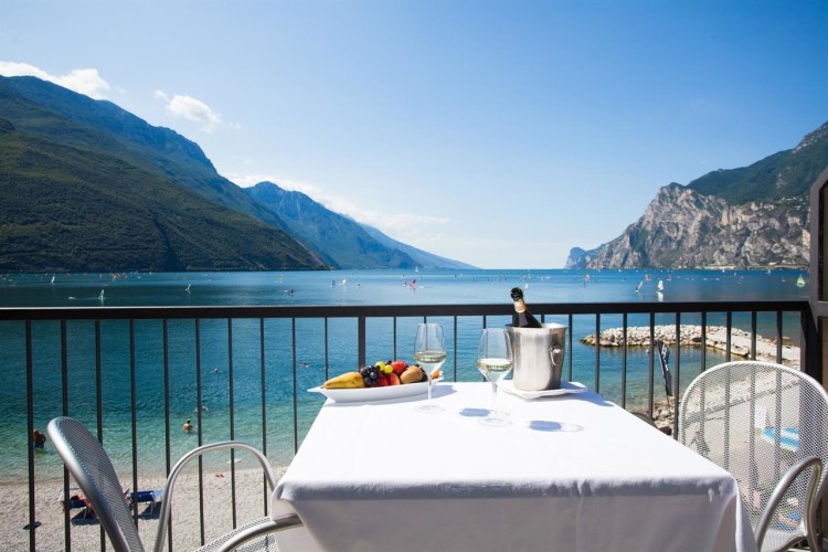 HOTEL LIDO BLU                   (NAGO -TORBOLE) (TN)