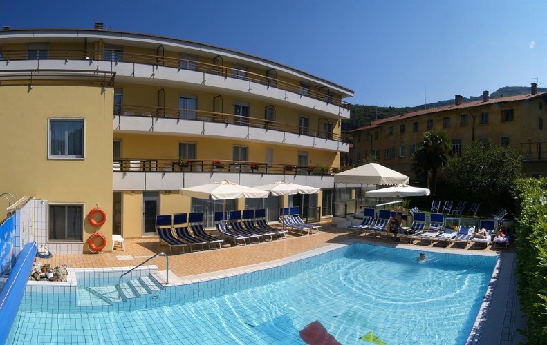 HOTEL  MIORELLI                          (NAGO-TORBOLE)     (TN)