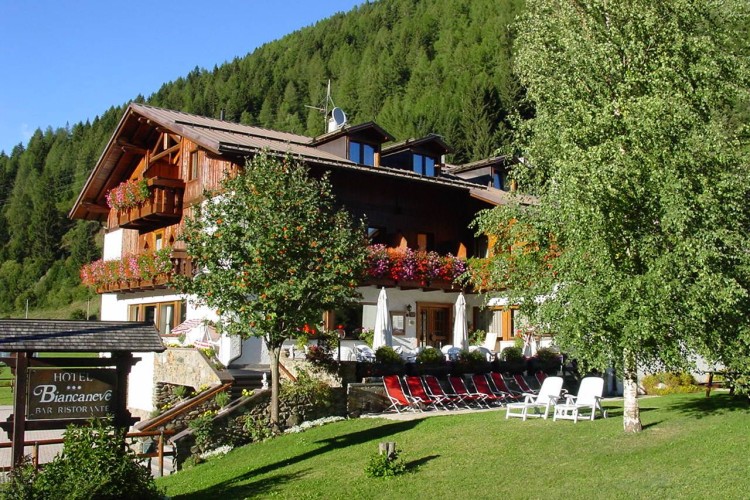 HOTEL  BIANCANEVE                      (COGOLO DI PEJO) (TN)