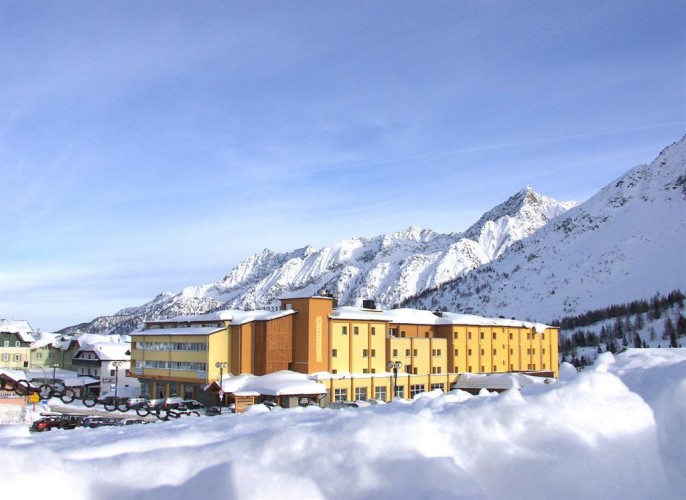 GRAND HOTEL MIRAMONTI                            (PASSO TONALE) (TN)