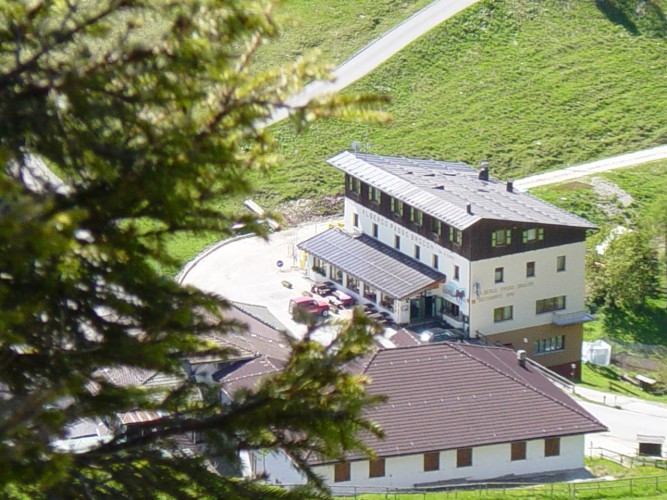 ALBERGO  PASSO  BROCON               (CASTELLO TESINO)    (TN)