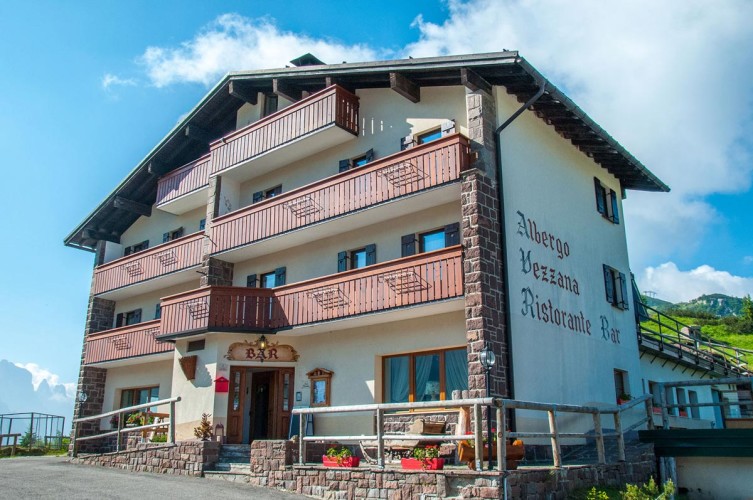 ALBERGO VEZZANA              (PASSO ROLLE) (TN)