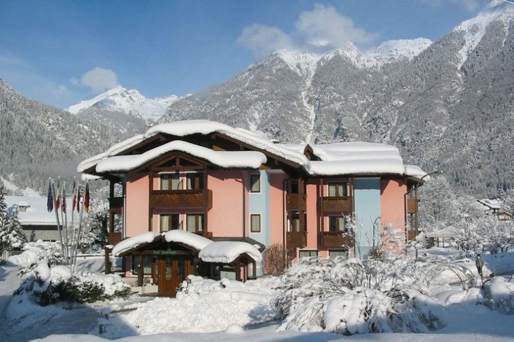 HOTEL QUADRIFOGLIO         (PINZOLO) (TN)