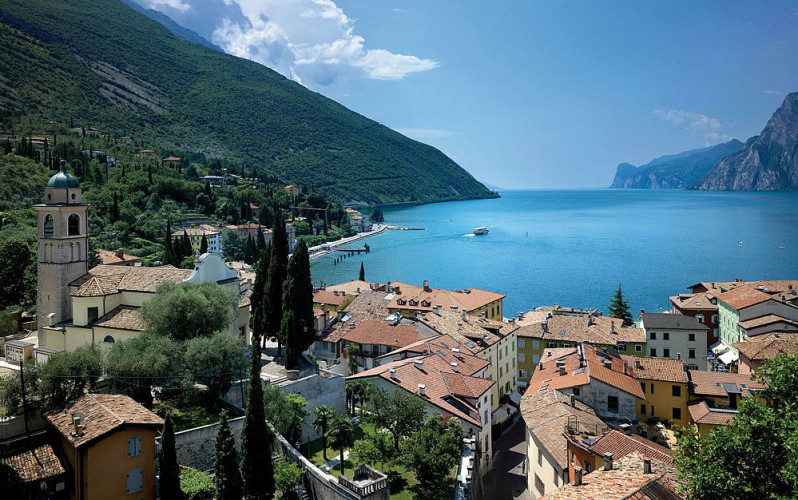 HOTEL  AMBASSADOR  SUITE  (RIVA DEL GARDA) (TN)