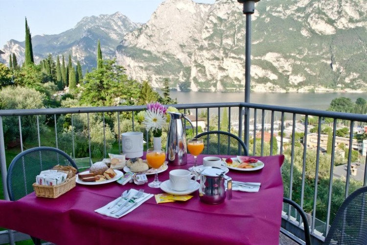 HOTEL BENACUS (RIVA DEL GARDA)  (TN)