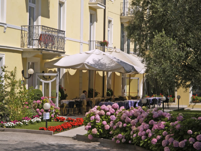 RESIDENCE  ENGLOVACANZE                        (RIVA DEL GARDA) (TN)