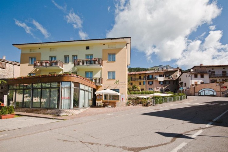 HOTEL RISTORANTE MARTINELLI (RONZO CHIENIS) (TN)