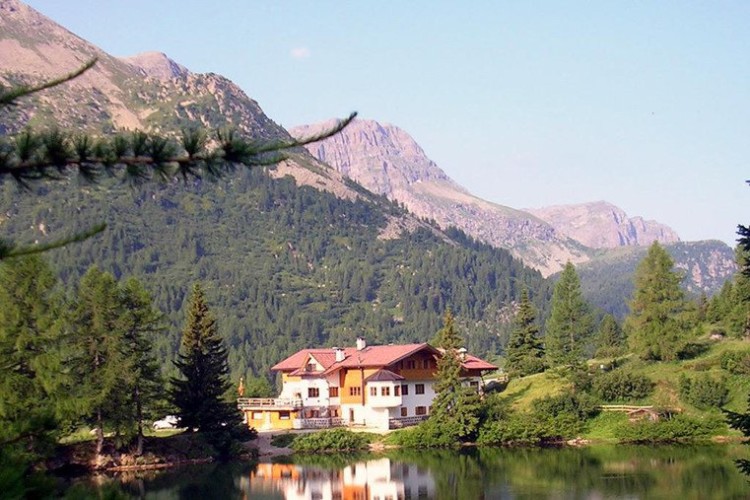 ALBERGO MIRALAGO                           (PASSO S. PELLEGRINO - SORAGA) (TN)