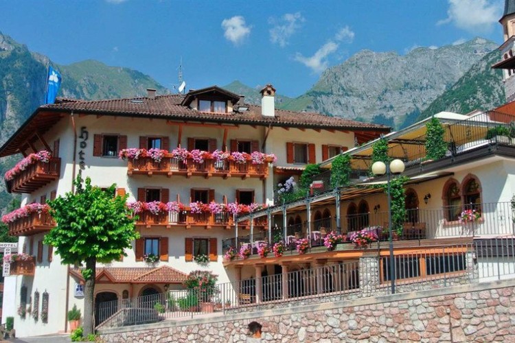 HOTEL OPINIONE             (SAN LORENZO IN BANALE)  (TN)