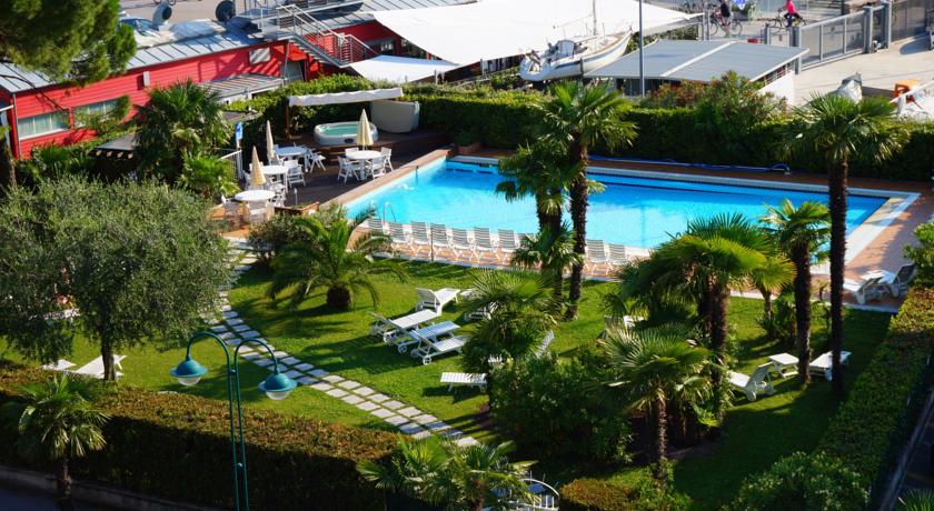 HOTEL RIVIERA          (RIVA DEL GARDA) (TN)