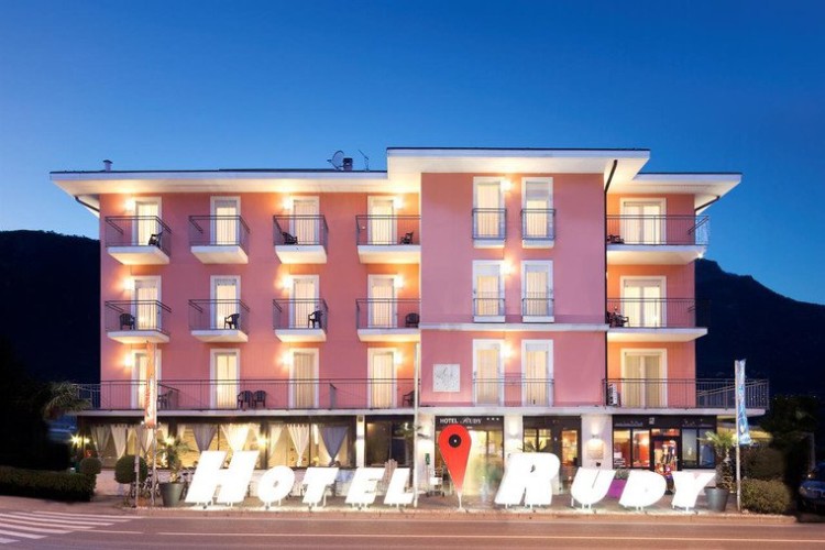 HOTEL RUDY                   (RIVA DEL GARDA)  (TN)