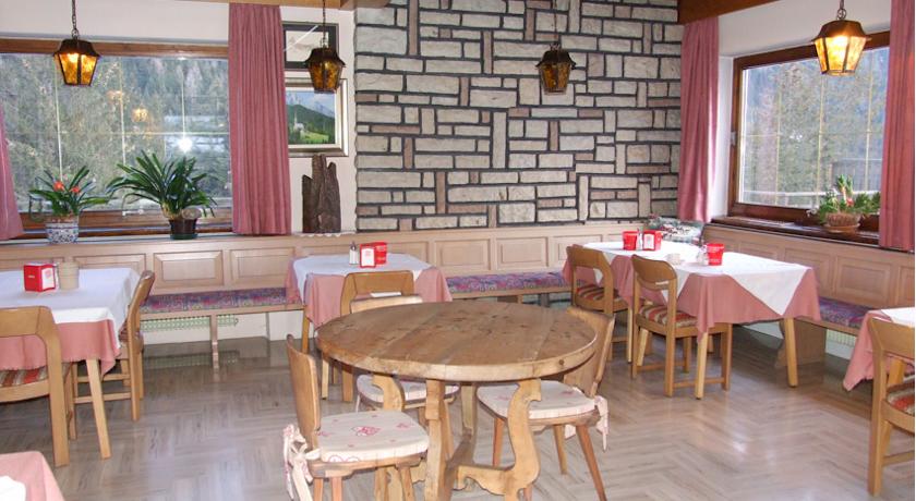 HOTEL GARNI' BUCANEVE             (VIGO DI FASSA)  (TN)