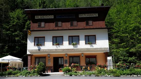 ALBERGO  RISTORANTE  AL CAPRIOLO       (TUENNO)  (TN)