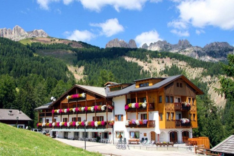 HOTEL GRAN MUGON         (VIGO DI FASSA)  (TN)